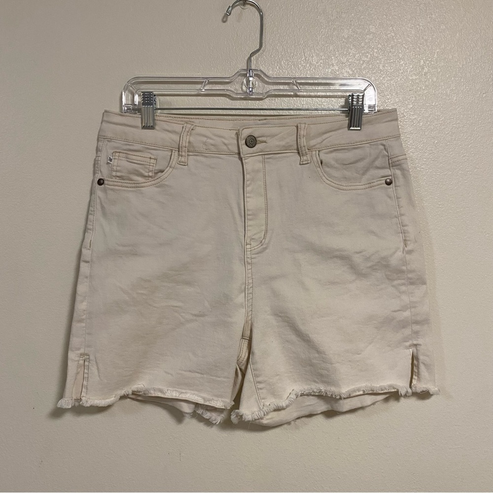 Judy Blue Shorts Women’s Size 15/XL White Super Stretchy Denim Shorts Raw Hem